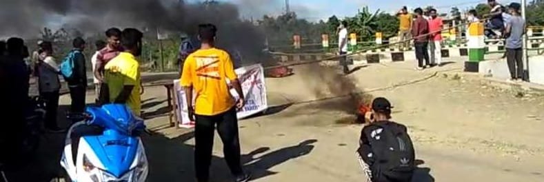 48-hour bandh hits some areas in valley districts of Manipur on day-one 2 Strike supporters blocking road during 48 hour general strike call given by Muslim based students bodies on Thursday