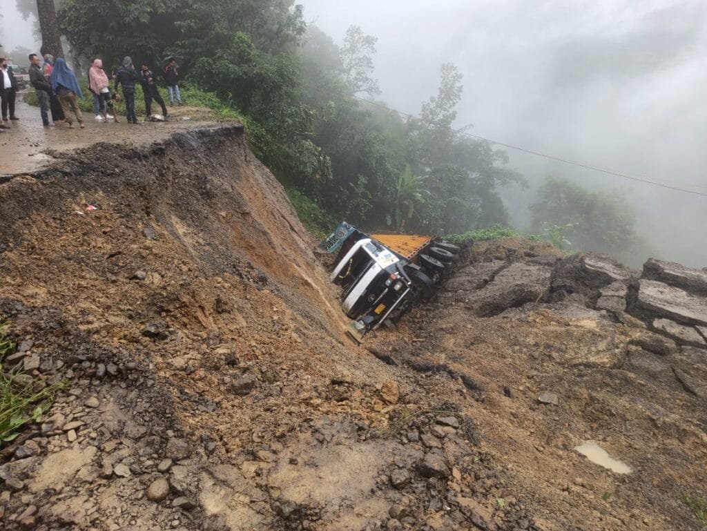 Massive landslide totally cuts off NH-2 in Senapati District 5 WhatsApp Image 2020 10 24 at 11.34.33 AM