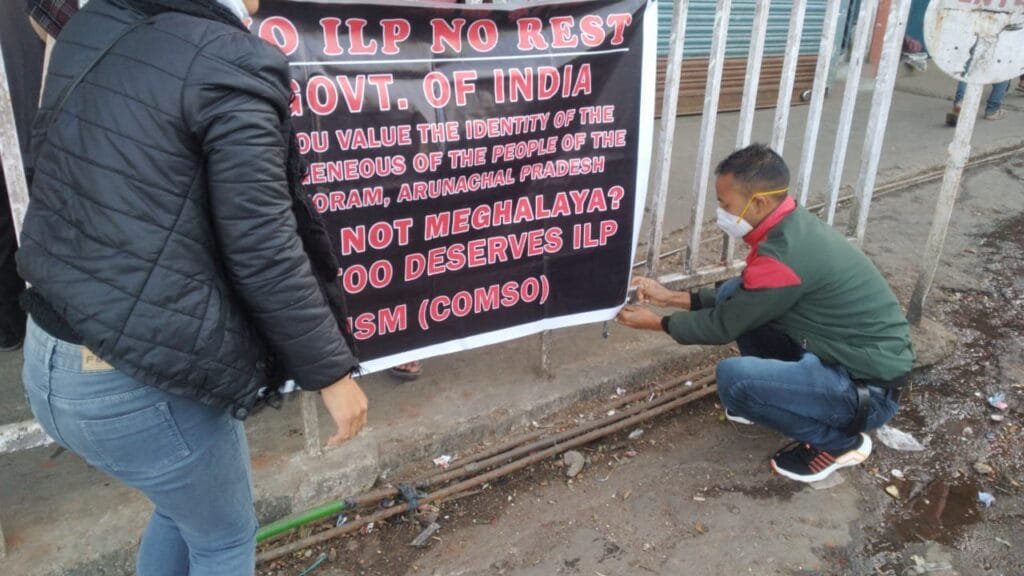 CoMSO hangs banners and black flag to protest for ILP 2 COMSO 1