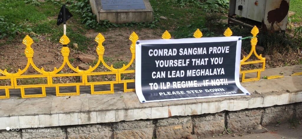 CoMSO hangs banners and black flag to protest for ILP 3 COMSO 3