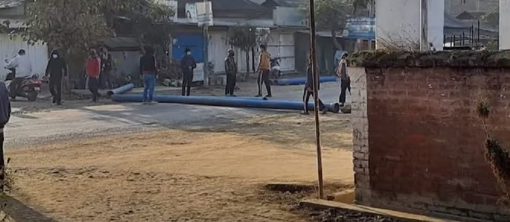 Pre-poll violence: Two including police personnel shot dead in Manipur 2 Residents of Samurou area in Imphal West blocking road in protest against killing of two persons by miscreants on Monday 1