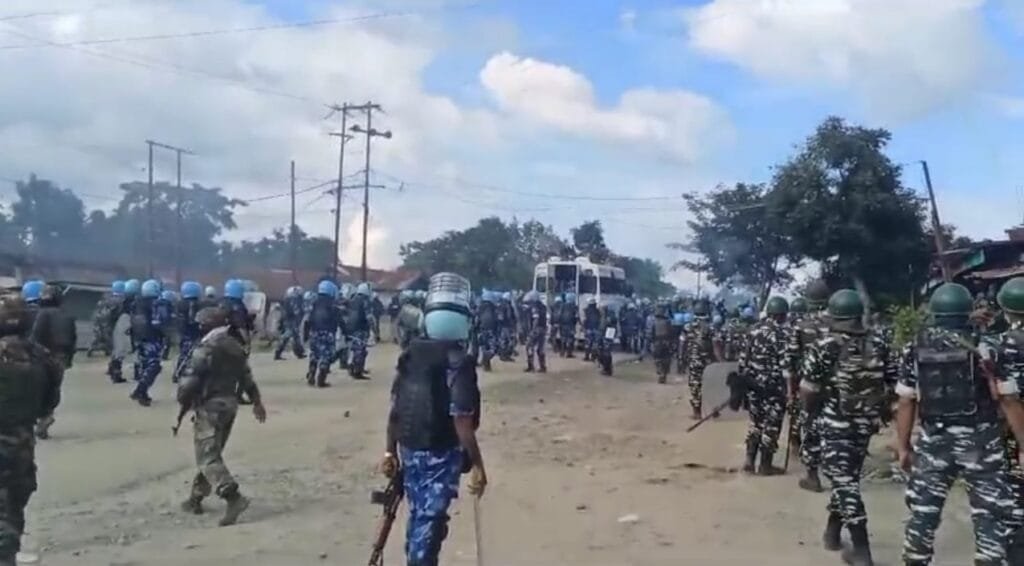 Thousands march for removal of Army barricades; intense scuffle at Kwakta 1 COCOMI Manipur Violence