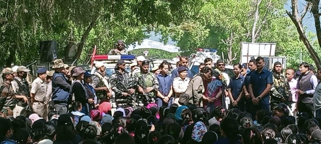 Manipur Guv Anusuiya Uikey visits relief camps in Churachandpur and Bishnupur; stopped by womenfolk 1 Manipur Guv Anusuiya Uikey visits relief camps in Churachandpur and Bishnupur